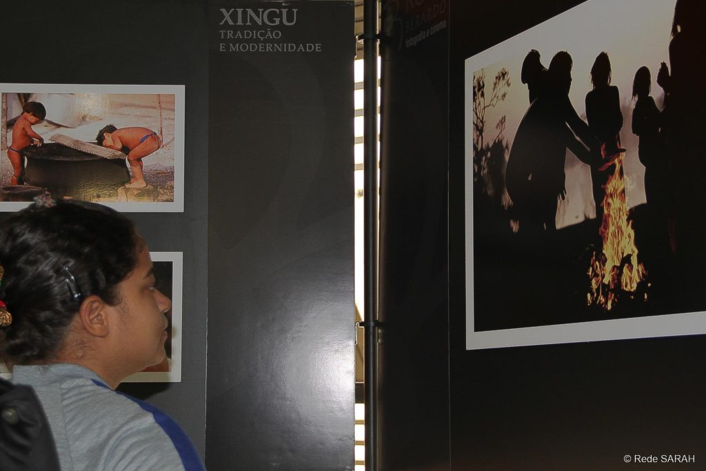 20160527 | Xingu | Tradição E Modernidade | Belo Horizonte Trajando uniformes hospitalares, pacientes e acompanhantes do SARAH Belo Horizonte, alguns em cadeiras de rodas, observam um conjunto de fotos de indígenas brasileiros, dispostas em painéis, com os dizeres "Xingu –Tradição e Modernidade".