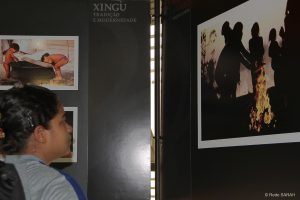 20160527 | Xingu | Tradição E Modernidade | Belo Horizonte Trajando uniformes hospitalares, pacientes e acompanhantes do SARAH Belo Horizonte, alguns em cadeiras de rodas, observam um conjunto de fotos de indígenas brasileiros, dispostas em painéis, com os dizeres "Xingu –Tradição e Modernidade".