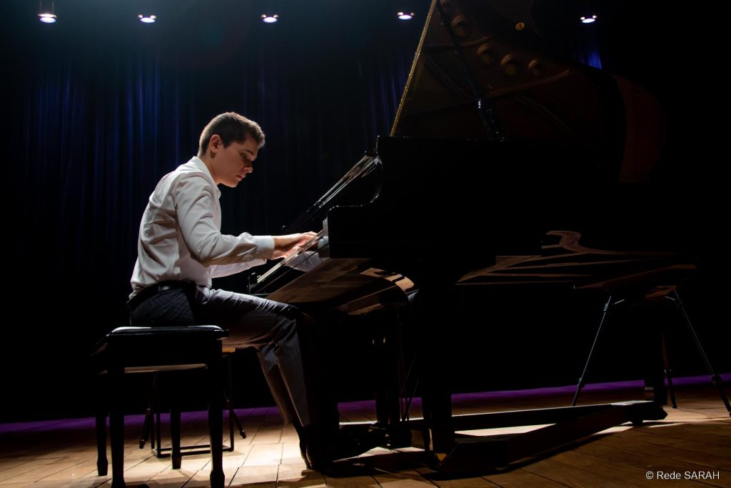 20160916 | Aleyson Scopel Trajando camisa e calça sociais cinza e sentado ao piano de cauda, o pianista Aleyson Scopel apresenta-se no Teatro SARAH.