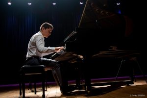 20160916 | Aleyson Scopel Trajando camisa e calça sociais cinza e sentado ao piano de cauda, o pianista Aleyson Scopel apresenta-se no Teatro SARAH.