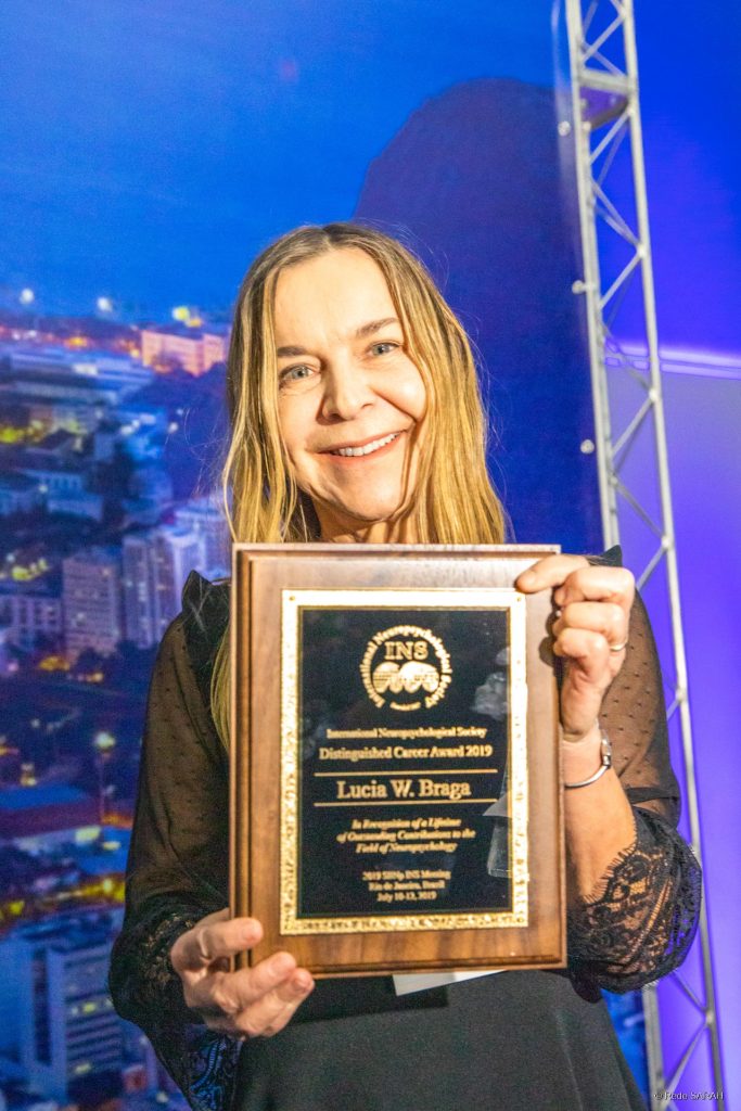 Dra. Lúcia Willadino Braga com o prêmio do evento “Distinguished Career Award” Dra. Lúcia Willadino Braga com o prêmio do evento "Distinguished Career Award"