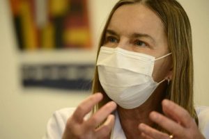 20220626 | Covid Longa Afeta Mais As Mulheres, Diz Pesquisa Neurocientista Lúcia Willadino Braga,usando máscara cirúrgica, explica estudo sobre Covid-19.