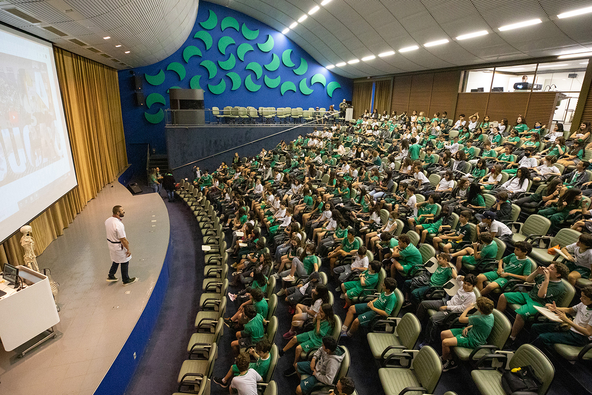 Alunos assistindo a uma aula do Programa de Educação e Prevenção no SARAH Brasília - Lago Norte