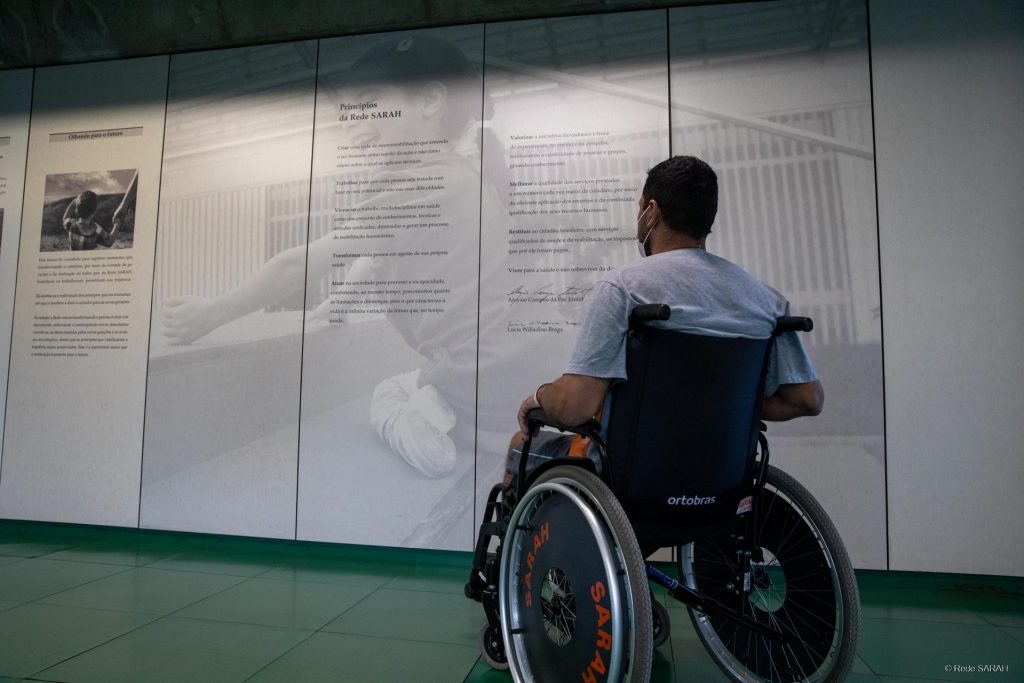 Texto Alternativo - Parede do SARAH Centro com os princípios da Rede SARAH