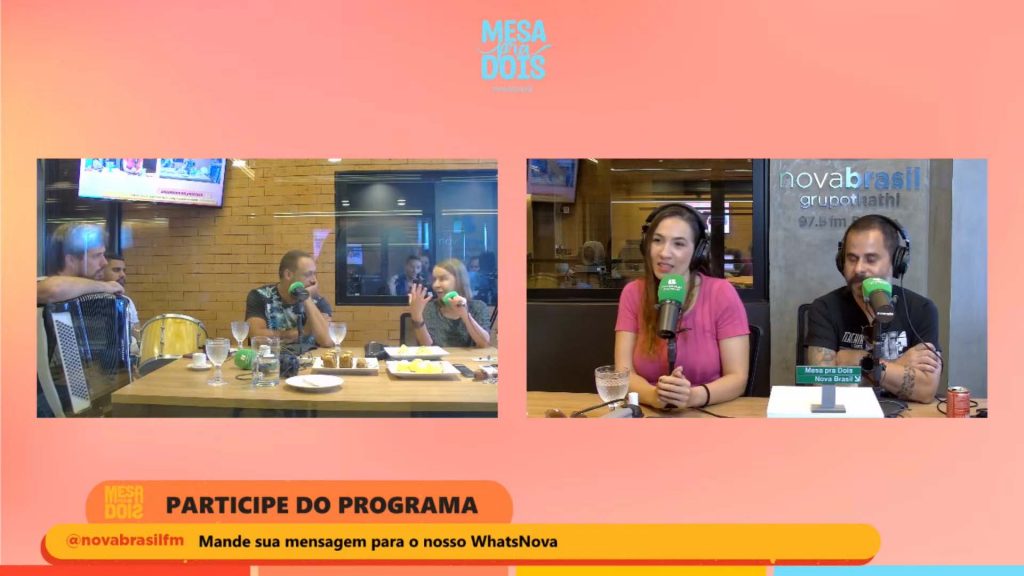 Captura de tela do programa de rádio Mesa pra Dois mostra dois cards com imagens gravadas, durante transmissão ao vivo, no estúdio da Rádio Novabrasil FM Brasília. À esquerda, Dra. Lúcia Willadino Braga conversa com membros da banda Moinho d’Água, todos sentados, em frente a microfones, ao redor de uma mesa com bebidas e lanche. No card da direita, também sentados em frente a microfones e usando fones de ouvido, os apresentadores Lu Bontempo e Daniel Zukko participam da conversa.