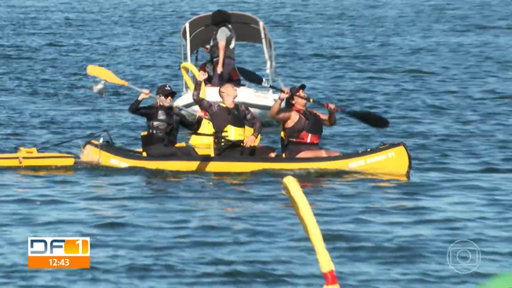 Trecho retirado da reportagem do DF1 da TV Globo Trajando roupas pretas e coletas salva-vidas, três pacientes comemoram a conclusão de prova de paracanoagem no Lago Paranoá. Ao fundo, vê-se bote de apoio e colaboradores da Rede SARAH.