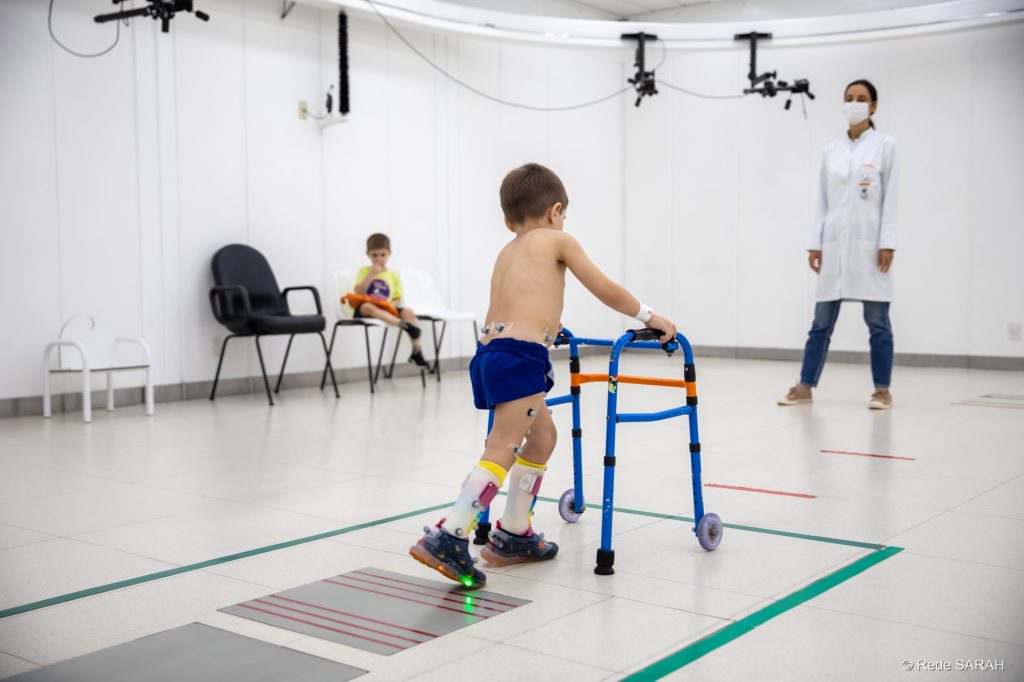 Paciente infantil realizando um exercício de reabilitação