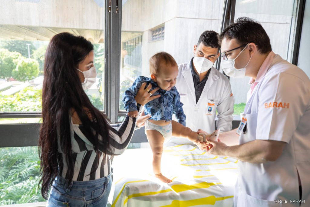 Médicos da Rede SARAH examinando um paciente infantil
