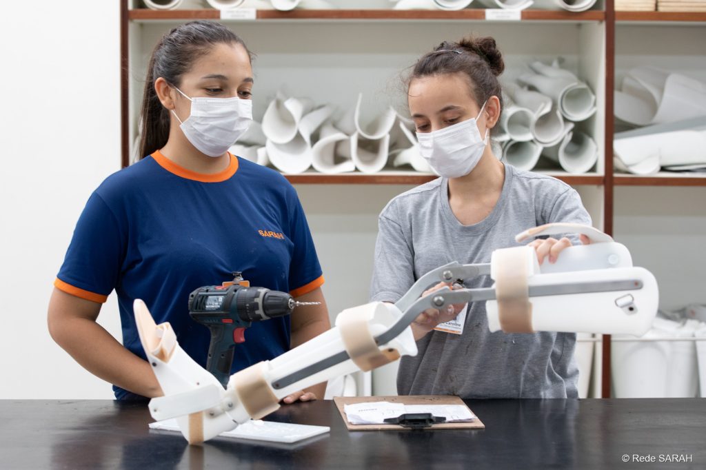 Jovem aprendiz participando de uma atividade do Programa de Educação Profissional da Rede SARAH