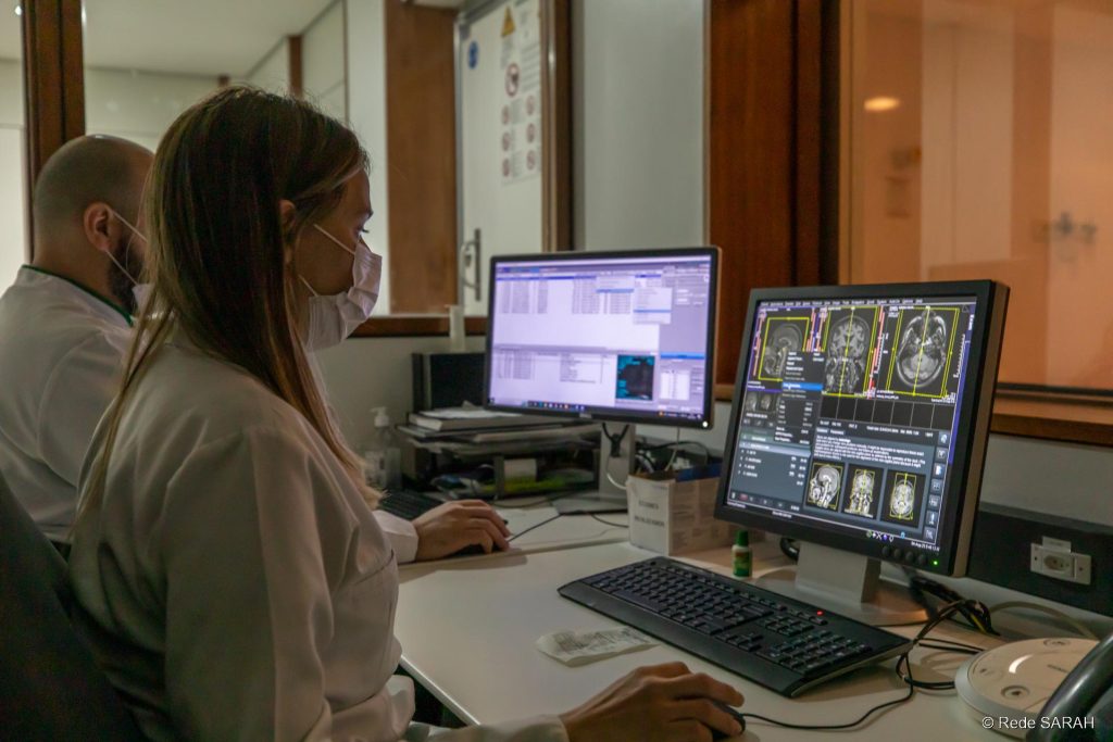 Dra. Lúcia Willadino Braga analisando um exame de imagem