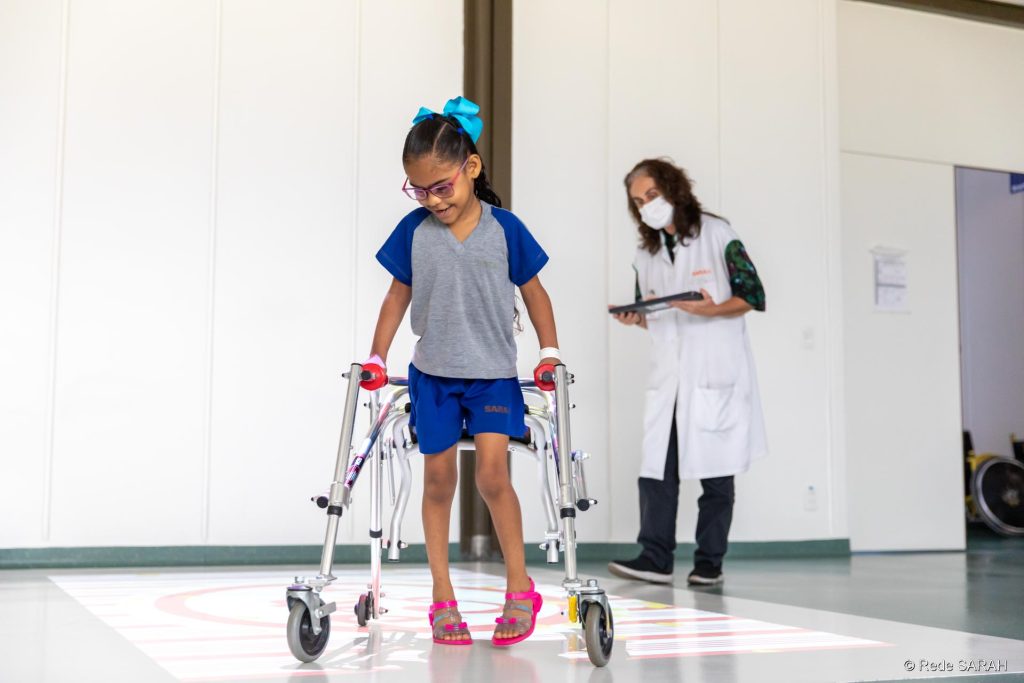 Paciente infantil realizando um exercício de reabilitação