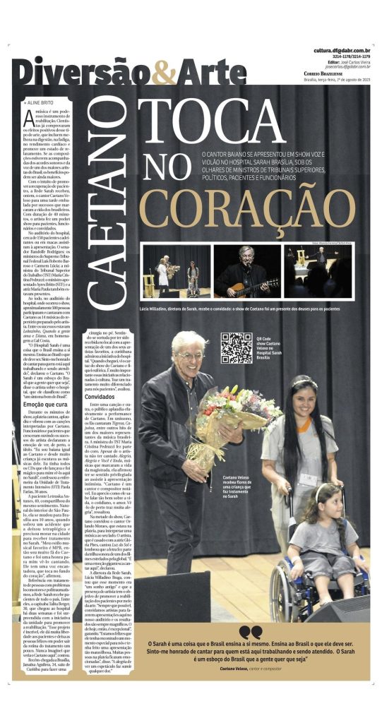 Reprodução da capa do caderno Diversão & Arte do jornal Correio Braziliense de 1o de julho de 2023 destaca o espetáculo de Caetano Veloso no Teatro SARAH. Foto mostra Caetano, segurando um buquê de flores, no palco do teatro, ao lado de uma menina em cadeira de rodas e sua acompanhante, ambas vestindo uniformes hospitalares.