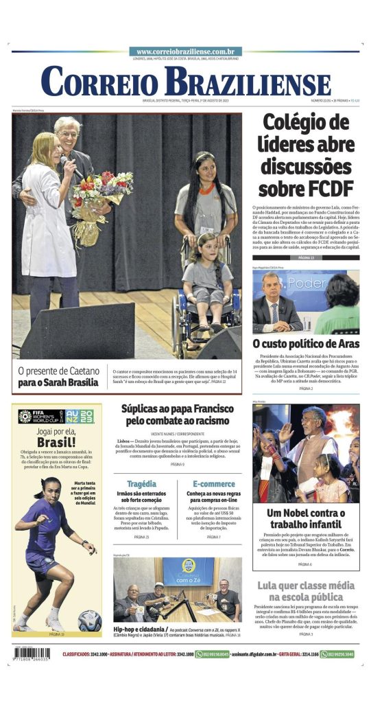 Reprodução da capa do jornal Correio Braziliense de 1o de julho de 2023 destaca o espetáculo de Caetano Veloso no Teatro SARAH. Foto mostra Caetano e a presidente da Rede SARAH, Dra. Lúcia Willadino Braga, no palco do teatro, ao lado de uma menina em cadeira de rodas e sua acompanhante, ambas vestindo uniformes hospitalares.