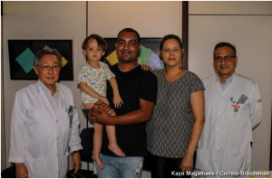 Dr. Álvaro Massao Nomura (à esquerda), ortopedista e vice-presidente da Rede SARAH, posando para foto com os pais de um paciente infantil e com o ortopedista Oton Lima (à direita) (Crédito – Kayo Magalhães/Correio Braziliense) No ambulatório do SARAH Brasília, à esquerda, Dr. Álvaro Massao Nomura, ortopedista e vice-presidente da Rede SARAH, posa para foto com pais de paciente paciente infantil e com o ortopedista Oton Lima. Os médicos trajam jalecos do hospital.