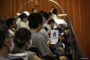 Paciente do SARAH Brasília com o ingresso do monólogo