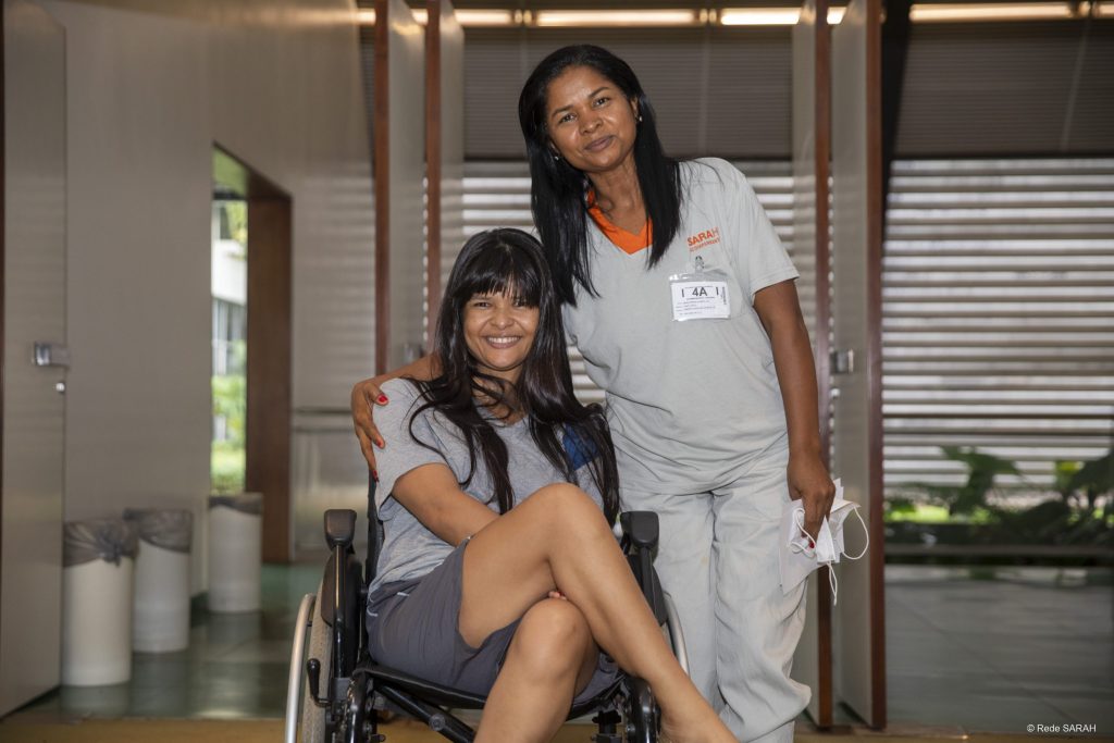 Jaqueline da Mota Luz, paciente do SARAH Brasília (à esquerda), e sua mãe, Maria Ribeiro da Mota Luz (à direita)