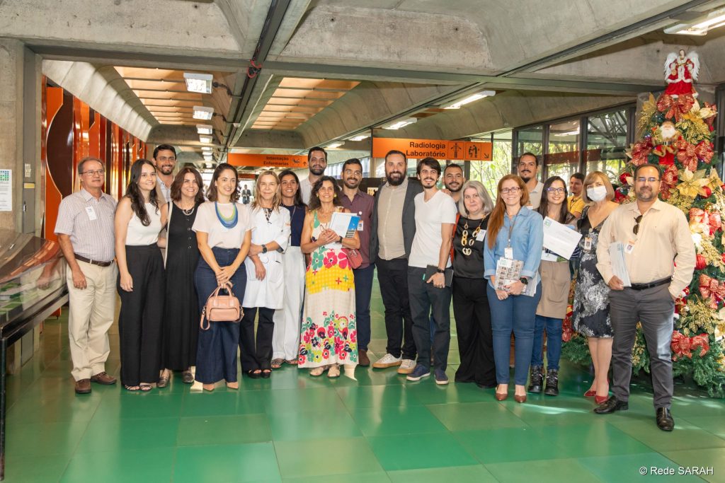 Dra. Lúcia Willadino Braga junto aos colaboradores do SARAH Brasília que receberam os certificados