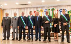 Dra. Lúcia Willadino Braga posando para foto junto a outros condecorados, após o recebimento da medalha da Ordem do Mérito da Defesa Dra. Lúcia Willadino Braga posando para foto junto a outros condecorados após o recebimento da medalha da Ordem do Mérito da Defesa