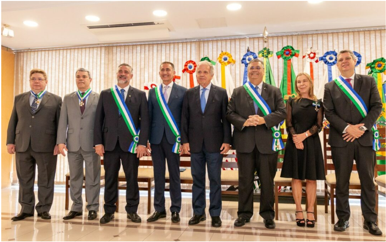 Dra. Lúcia Willadino Braga posando para foto junto a outros condecorados, após o recebimento da medalha da Ordem do Mérito da Defesa Dra. Lúcia Willadino Braga posando para foto junto a outros condecorados após o recebimento da medalha da Ordem do Mérito da Defesa