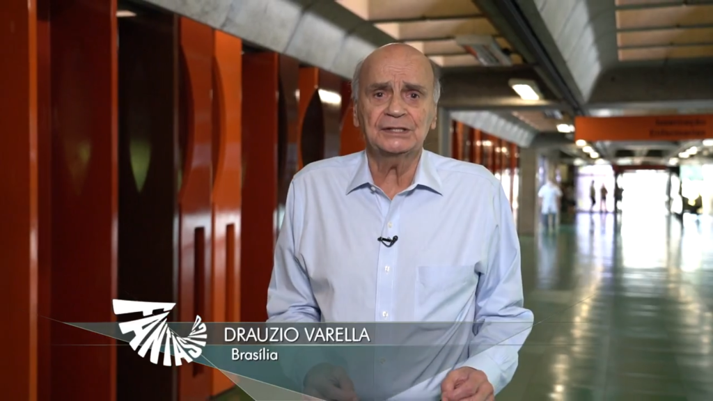 Dr. Drauzio Varella em uma visita ao SARAH Brasília para a reportagem do Fantástico (Captura de tela – crédito: TV Globo)