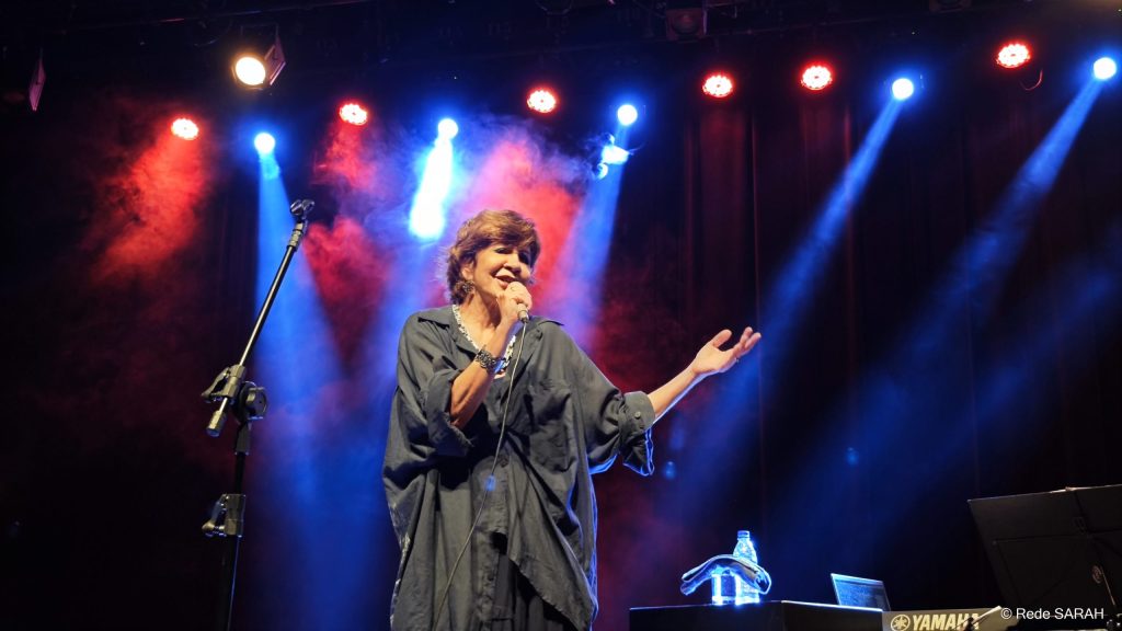 Sandra Pêra em seu espetáculo "Sandra Pêra em Belchior"