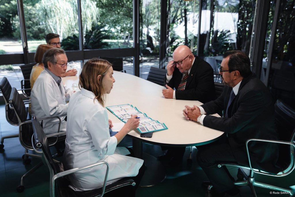 Dra. Lúcia Willadino Braga, colaboradores do SARAH Brasília e membros do Conselho Nacional do Ministério Público debatendo sobre o Pacto Nacional pela Consciência Vacinal
