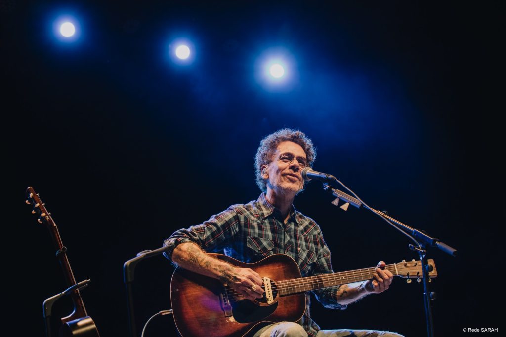 Nando Reis canta no Teatro SARAH