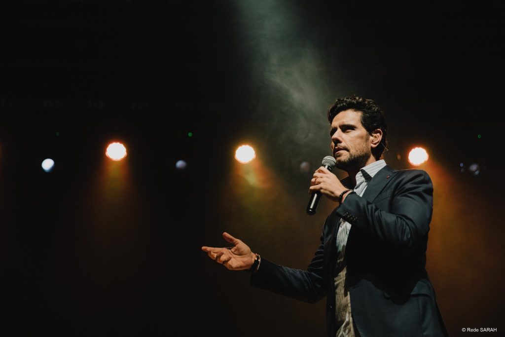 O tenor Thiago Arancam