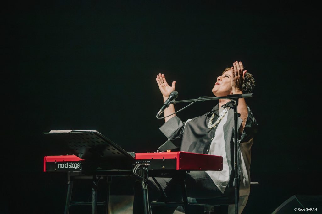 Leila Pinheiro no palco do Teatro SARAH