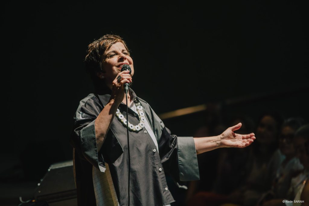 Leila Pinheiro cantando no Teatro SARAH Leila Pinheiro cantando no Teatro SARAH