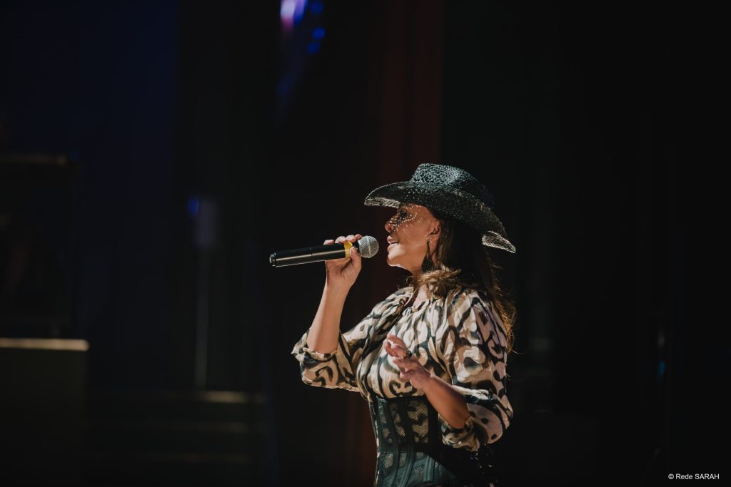 Sula Miranda se apresentando no palco do SARAH Sula Miranda se apresentando no palco do SARAH