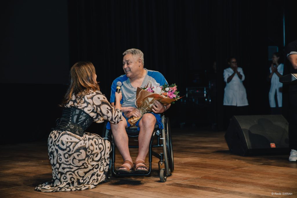 Odiley entregando as flores para Sula