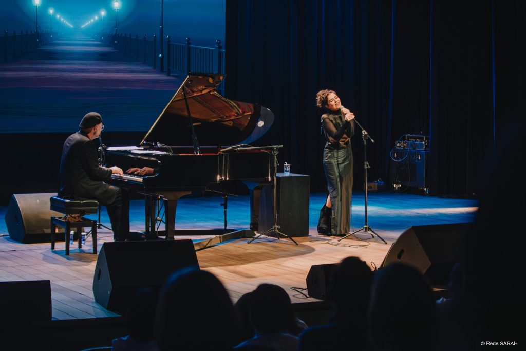 Letícia Sabatella e Paulo Braga no palco do SARAH