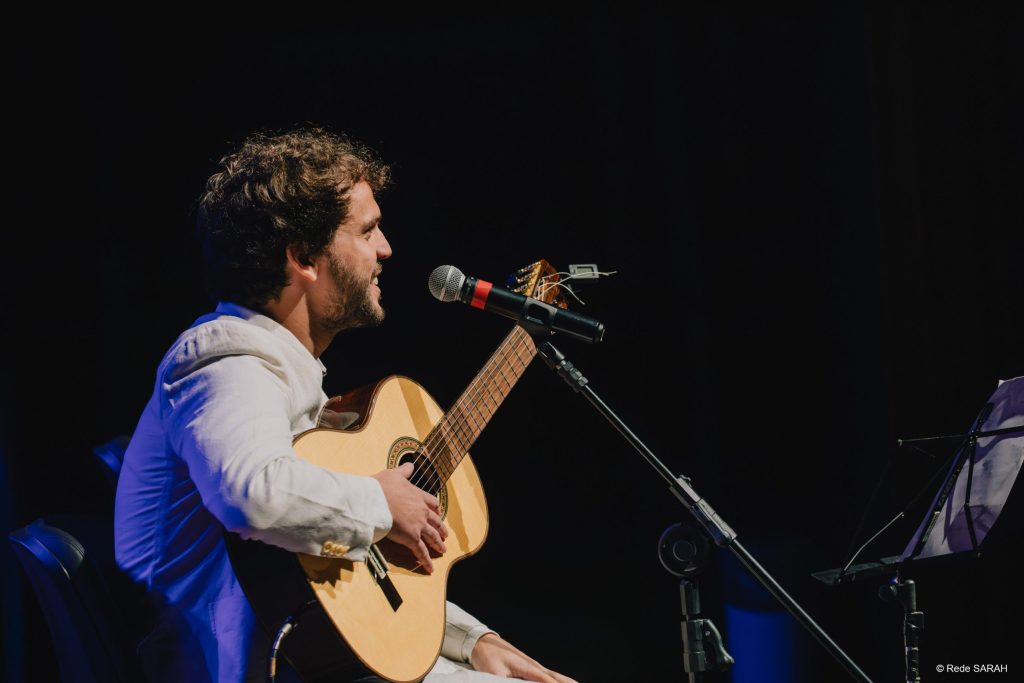 Theo Bial canta no Teatro SARAH