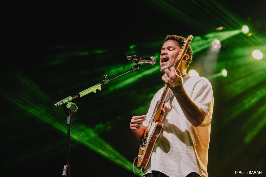 Alexandre Carlo canta no palco do SARAH