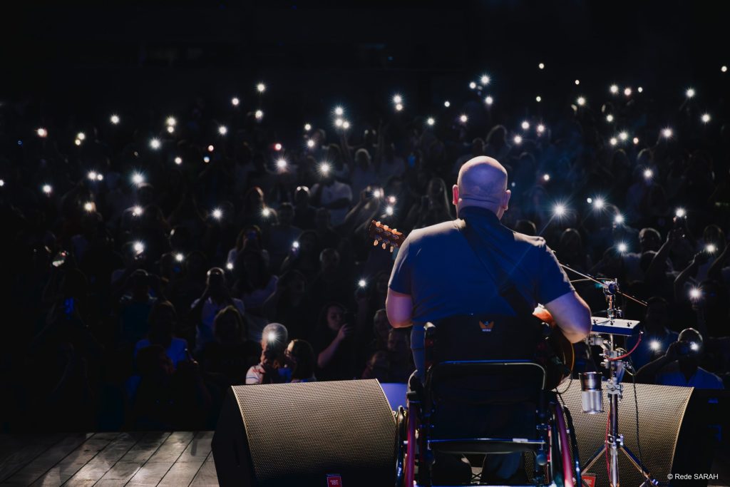 Herbert Vianna no palco do SARAH durante "Laterna dos afogados"