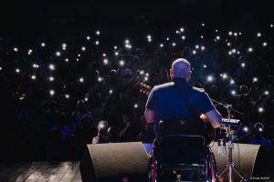 Herbert Vianna no palco do SARAH durante "Laterna dos afogados"