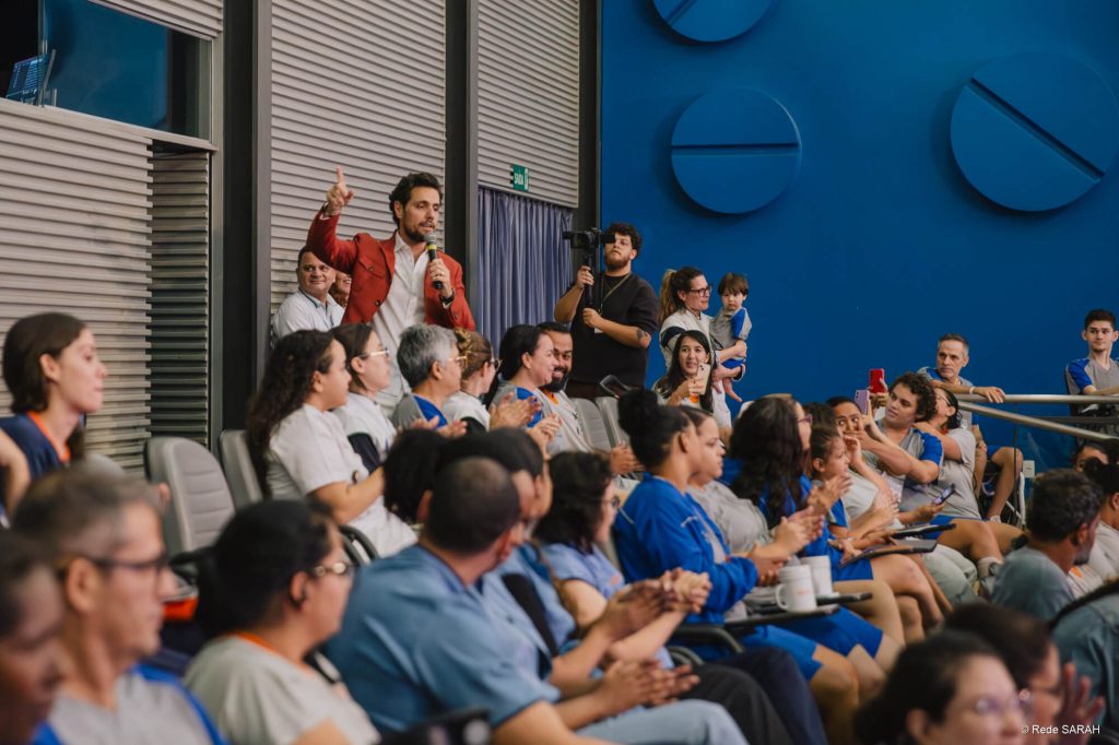 Tenor Thiago Arancam canta em meio à plateia do Teatro Sarah