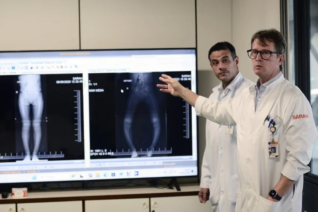 Dr. Cláudio Alberto e Dr. Rafael Valadares participam do projeto de ortopedia preventiva no SARAH Centro (crédito: Minervino Júnior/CB/D.A Press).