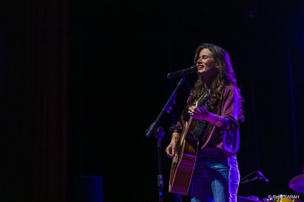 Cantora Ana Cañas se apresentando no Teatro SARAH.
